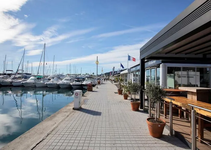 Grand Neuf Face Port Et Plage, Parking Prive